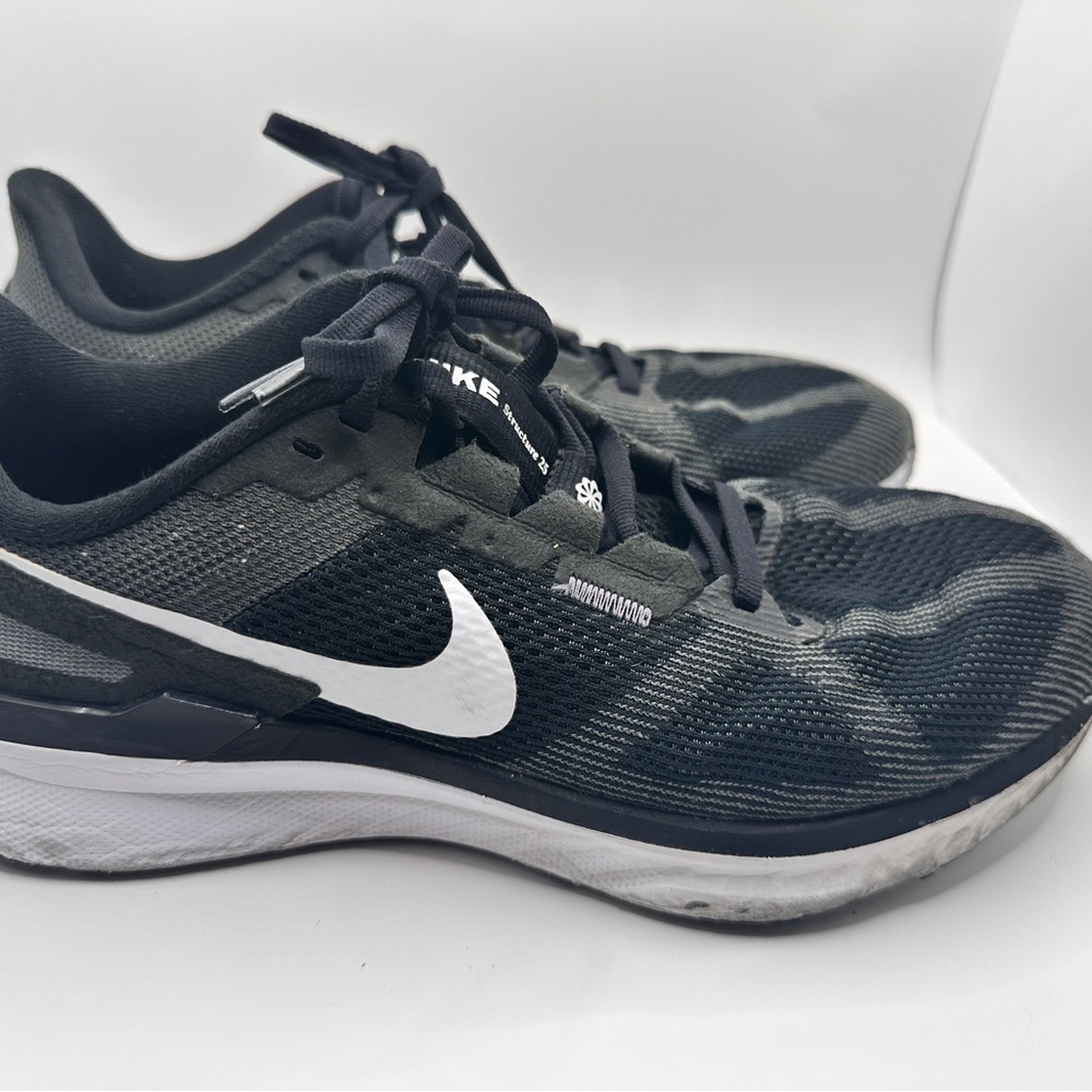 Nike Men's Black and White Athletic Shoes size 8.5